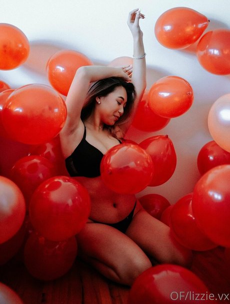 Lizzievx sexy actress photo