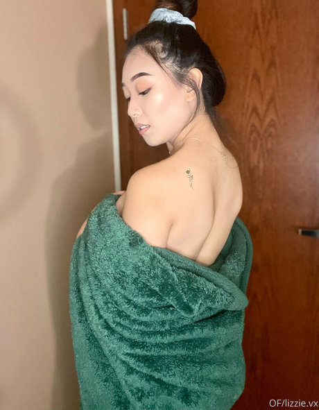 Lizzievx naked star photo