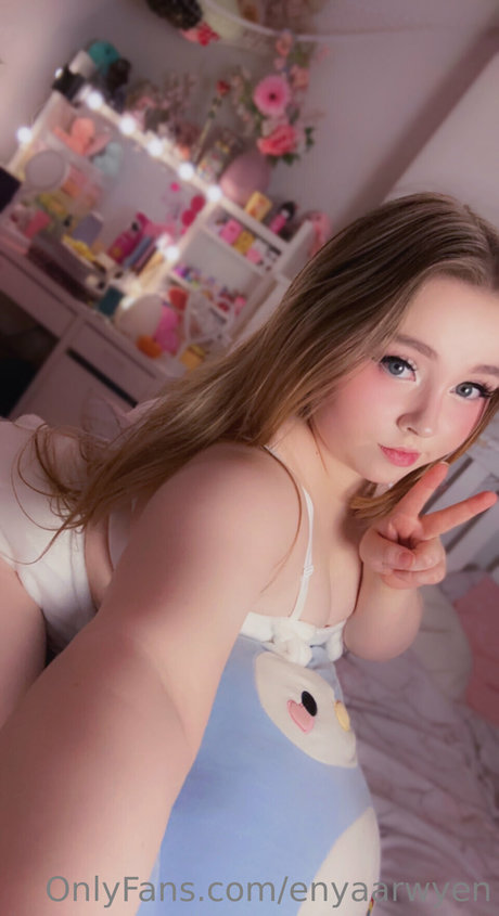 Enyaarwyen pretty actress images