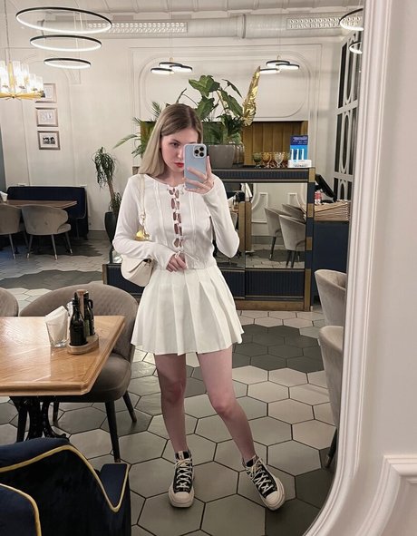 Sasha Dias hot actress image