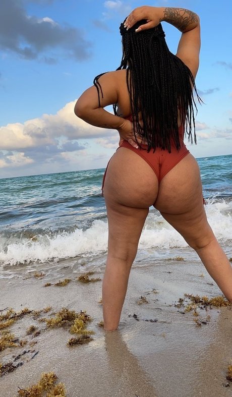 FineAssYonna sexy actress photo