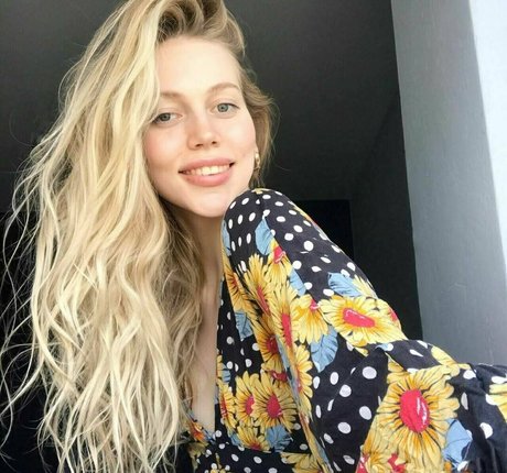 larafrosty best model photo