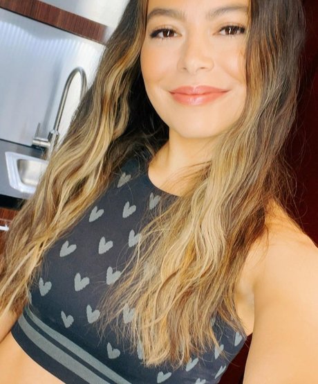 Miranda Cosgrove Profile pic