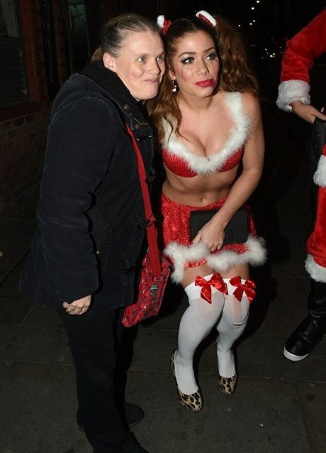 Nikki Sanderson erotic model gallery