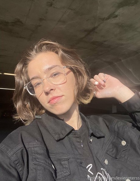 Lexiepeterss pornstar exclusive image