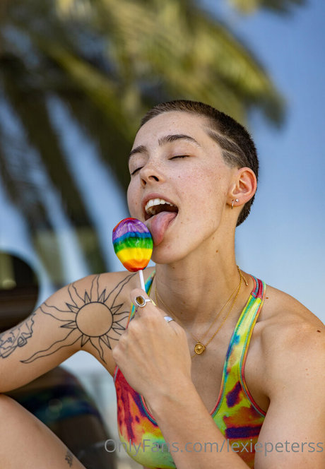 Lexiepeterss naked model img