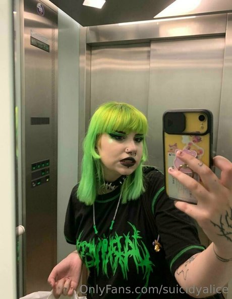 suicidyalice pornographic model pic