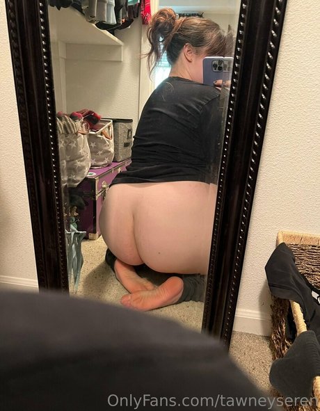 tawneyseren naked model pic