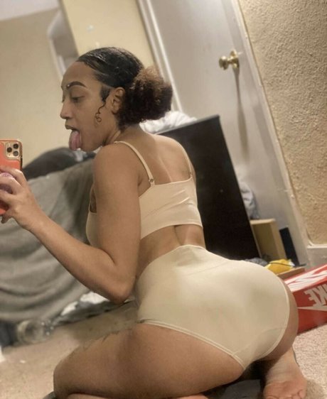 Paris Richards model adult image