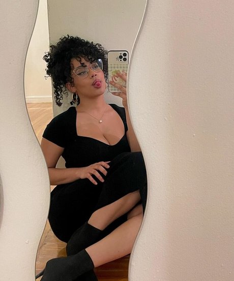 itsqueennovaa pornstar nude photo