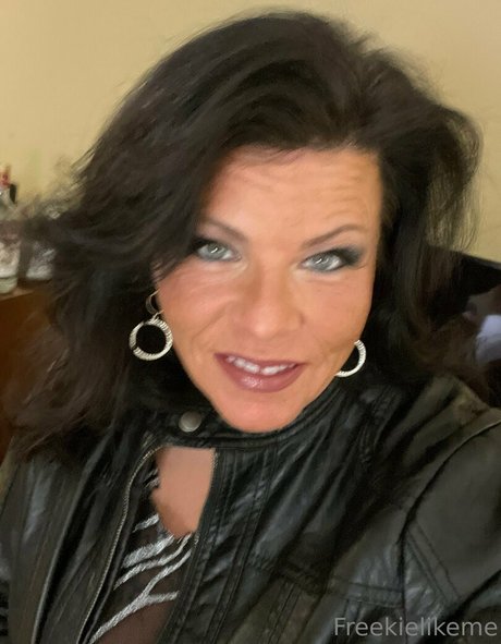 Freekielikeme naked actress pictures