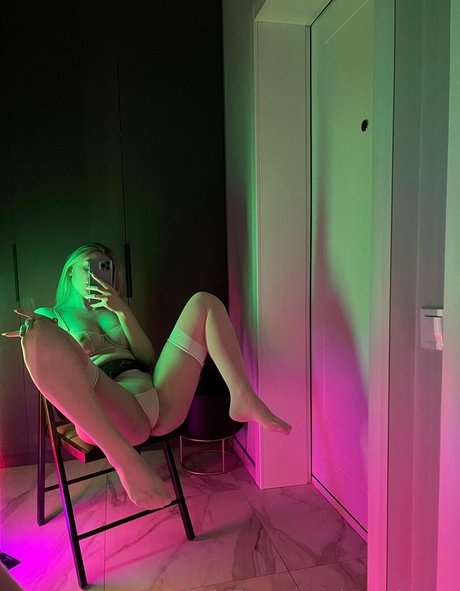 Nensi Mur star beautiful picture