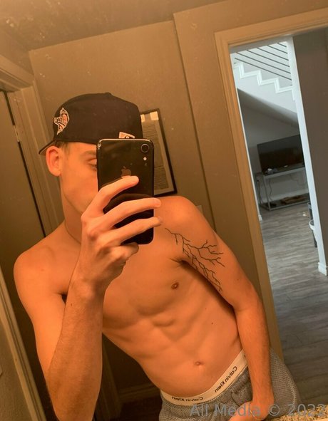 exclusivehuddy star erotic photos