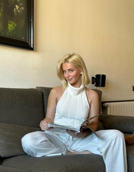 ainabarcons naked star gallery