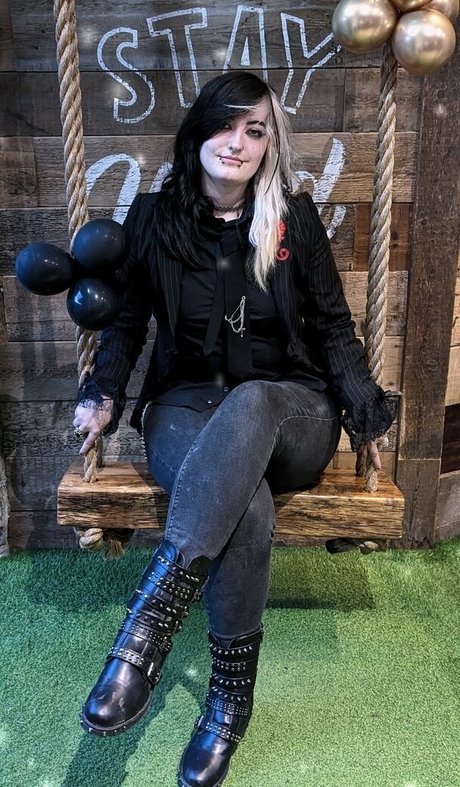 Easygoinggoth model nude photo