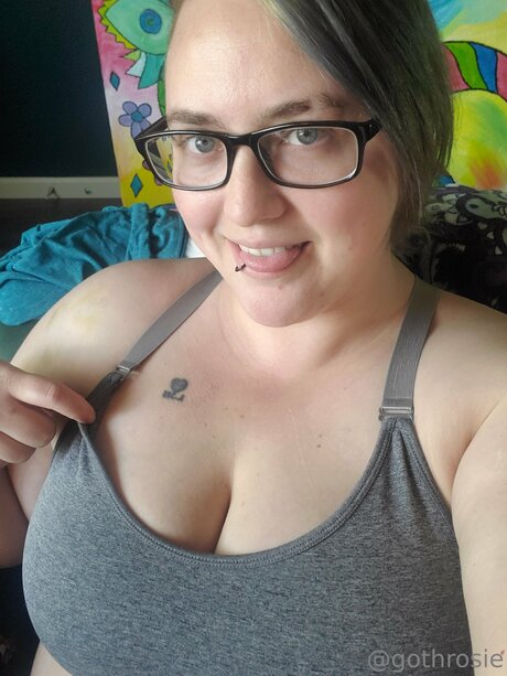 gothrosie star nude photos