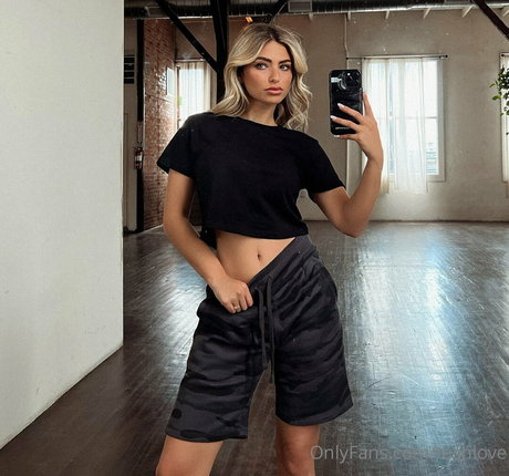 tashlove naked model img