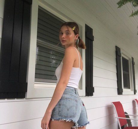 liittlekrissy sexy model picture