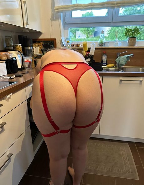 Molly Archer model nude picture