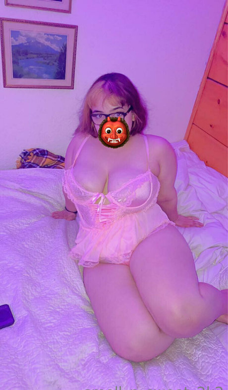 smoll n sweet 2k2 sexy actress image