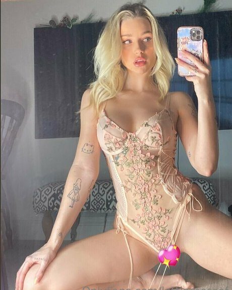 lottiemossof pornstar nude pic