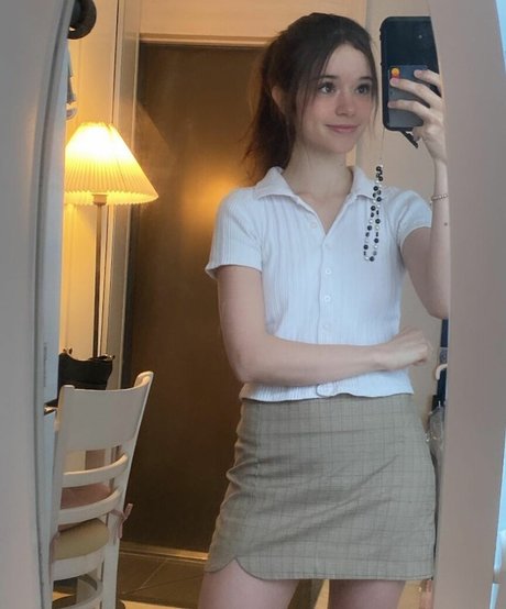 A Bit Rebecca art model pic