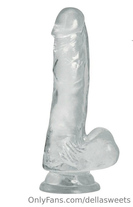 dellasweets star nude photo