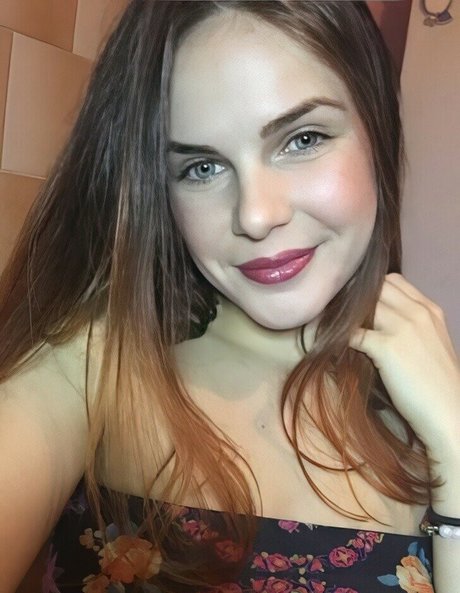 Bella Alice model erotic pictures