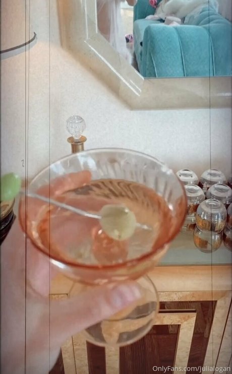 julialogan hot star pics