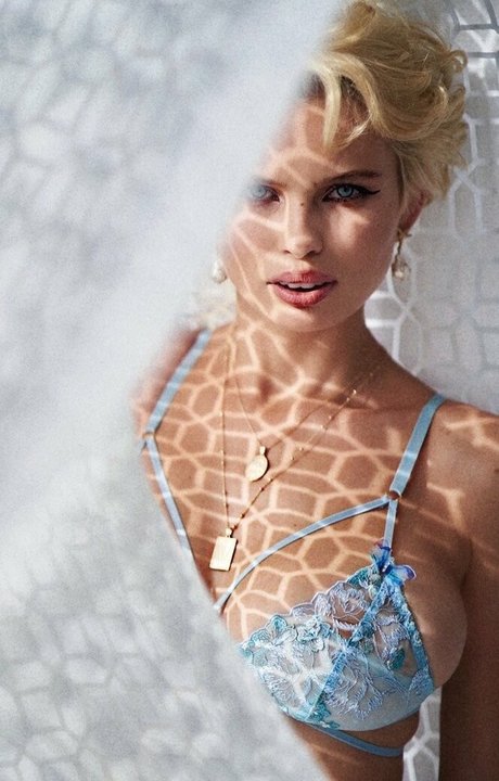 julialogan nudes model picture