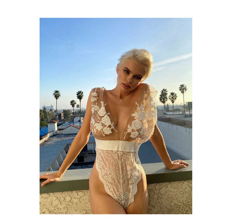 julialogan pretty actress images