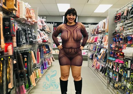 Peacock Couple top actress img