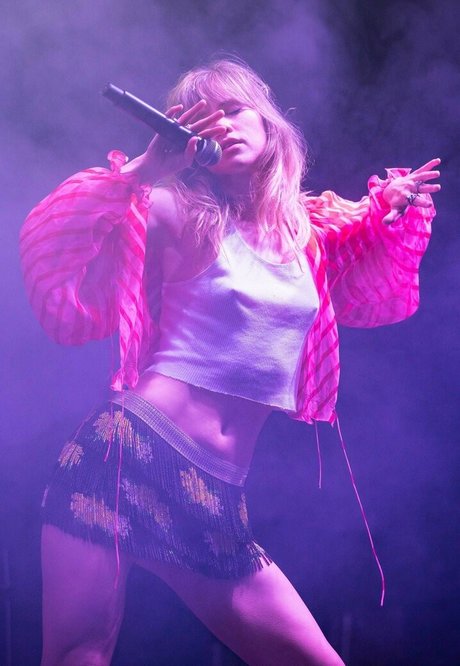 Suki Waterhouse beautiful actress pics