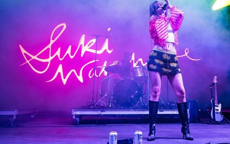 Suki Waterhouse model pic