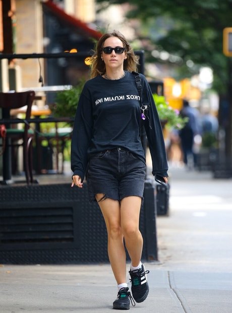 Suki Waterhouse pornstar sex image