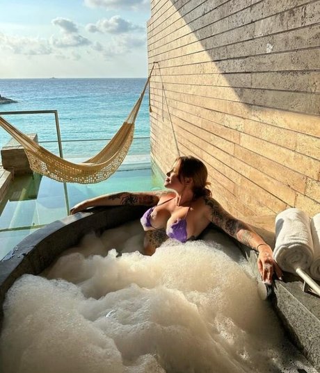 RobbieCal pretty pornstar image