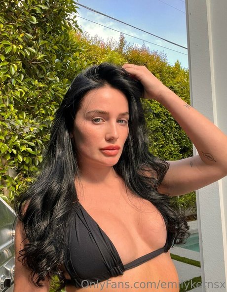 emilykernsx naked pornstar img
