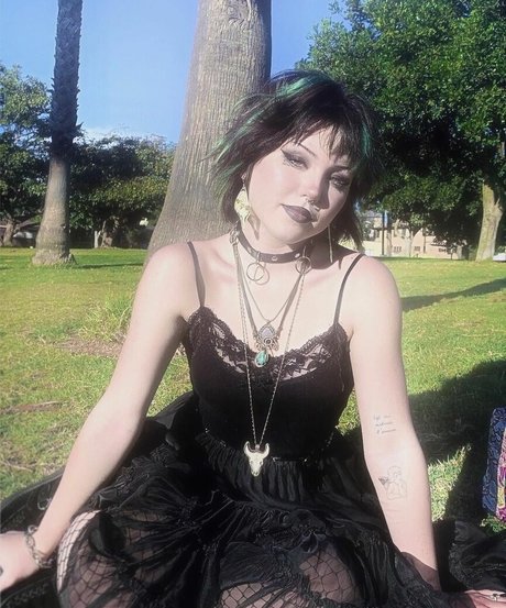 Paris Sun sex model pictures