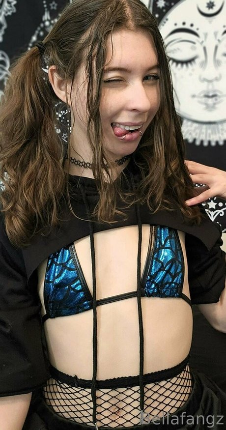 bellafangz exclusive model img