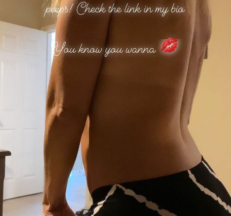 BikiniSquats top model picture