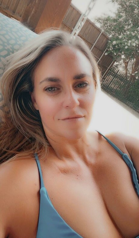 BikiniSquats exclusive model pic