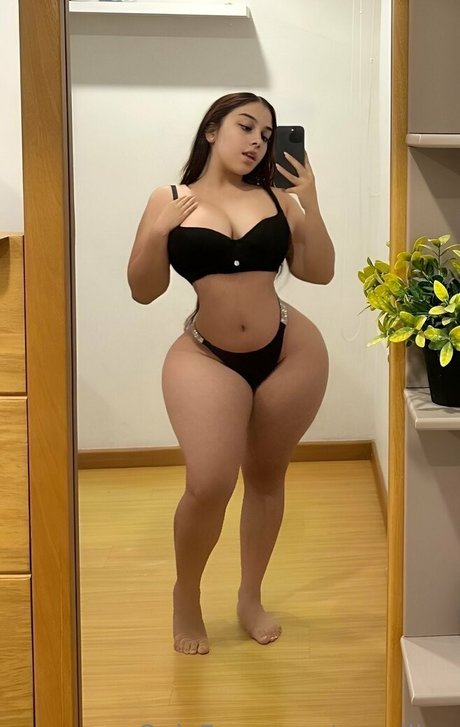 anazillap model hot photo