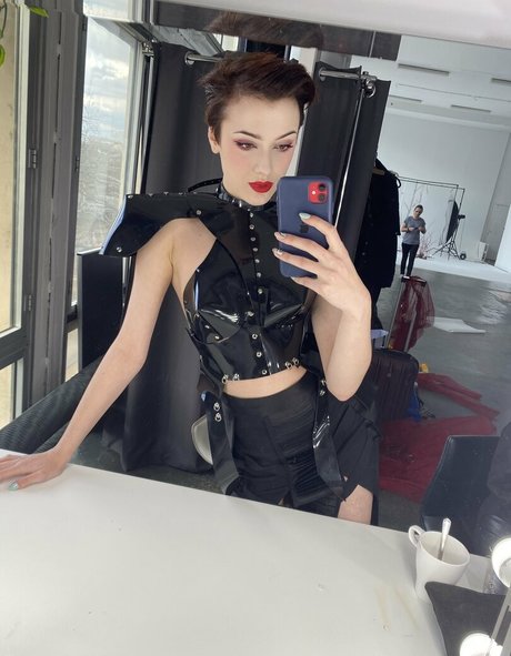 Lady Perse naked model pics