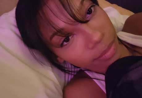 Eden Jabari model high quality image