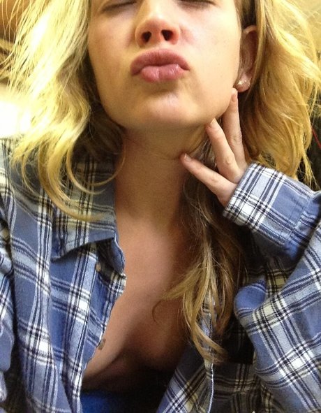 Britt Robertson hot pornstar photos