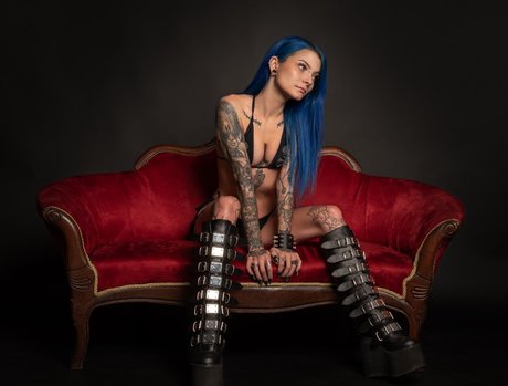 Justine Schiavone nice model pics