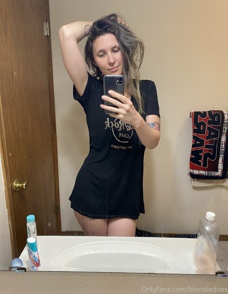 blondiedoes model xxx pic