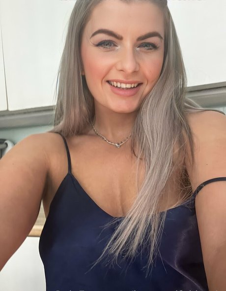 housewifekim model nude image