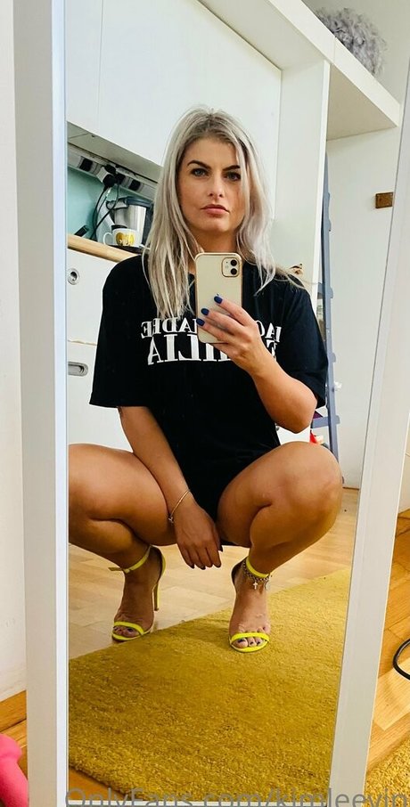 housewifekim hot model photo