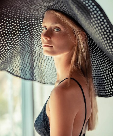 elabarkay star pornographic photo